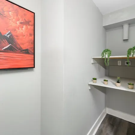 Convenient 1Br Unit Close To Shopping & Dining-3