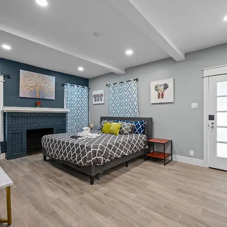 Modern Studio Retreat With Free Park-3