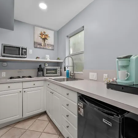 Charming Houston Studio Apt With Free Parking-2