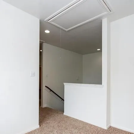Private Room Near Downtown, Great Value Room Has No Door-3