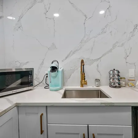 Modern Studio Retreat With King Bed, Full Kitchen & Free Park-2