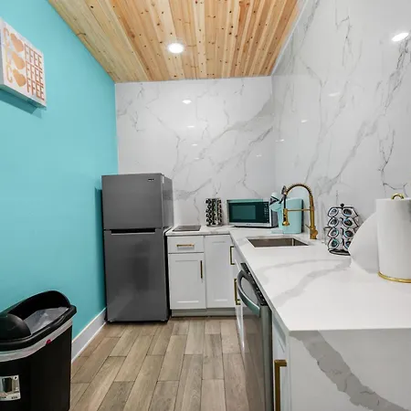 Modern Studio Retreat With King Bed, Full Kitchen & Free Park-3