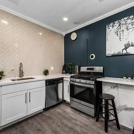 Comfy Studio With King Bed & Full Kitchen - Near Attractions-3