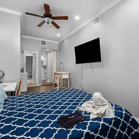 Modern & Chic Montrose Studio - Prime Location & Free Parking-3