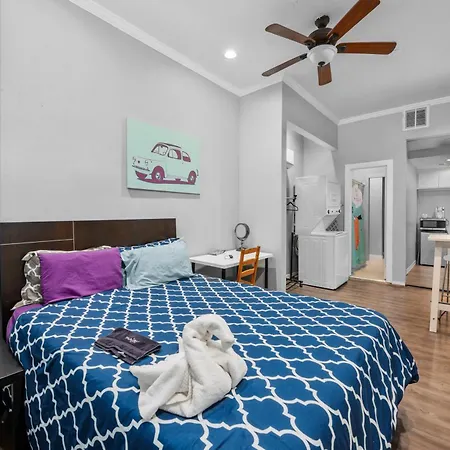 Modern & Chic Montrose Studio - Prime Location & Free Parking-2