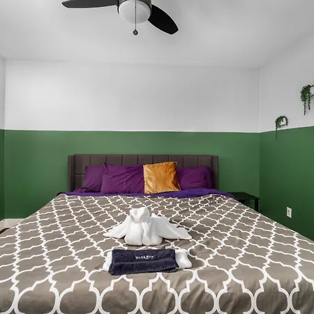 Modern Quirky Apartment Near Medical Center-3