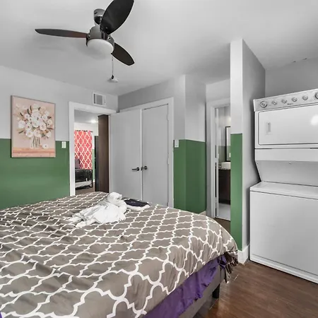 Modern Quirky Apartment Near Medical Center-2