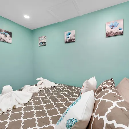 Tiny & Chic Heights Hideaway With Free Parking-2