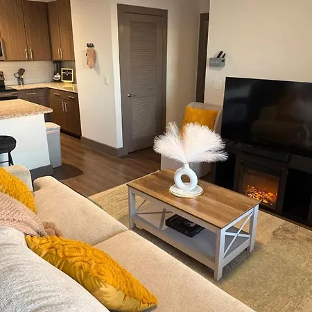 Luxury 1Br With Balcony Near Airport-2