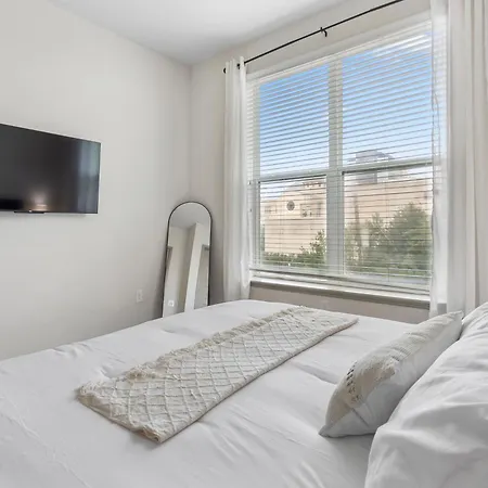 Downtown Modern Elegance Suite With Free Parking, Pool, Wifi And A King Bed-3