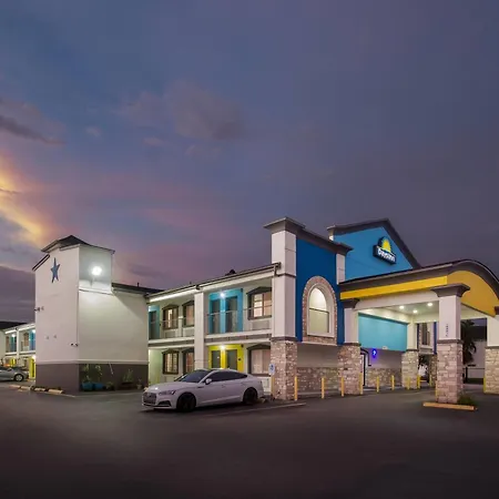Days Inn By Wyndham Houston East-2