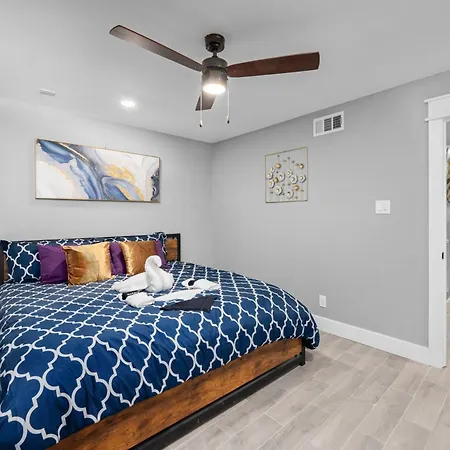 Bright And Airy 2Br With King Bed Free Parking And Pool-2