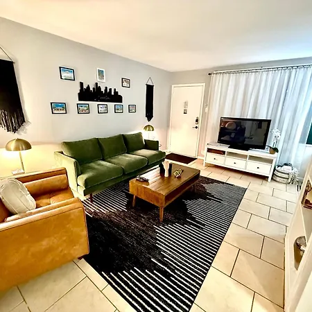 Pristine Full Sized Montrose Apartment Half Block To Menil Museum-2