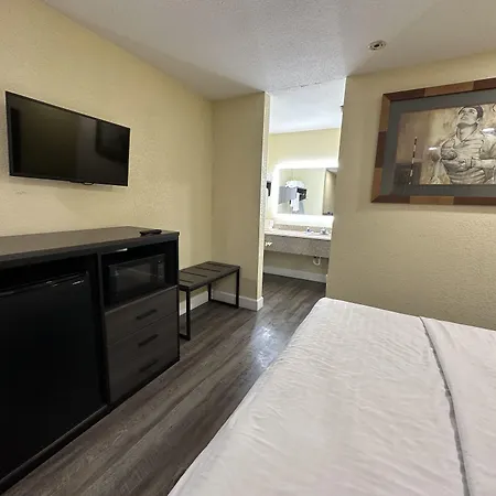 Rodeway Inn & Suites Hwy 290 Nw-2