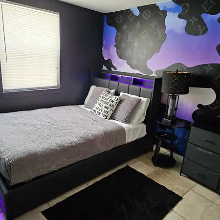 The Gawdy Den With Fast Wifi 2 Minutes From Downtown Houston!-3