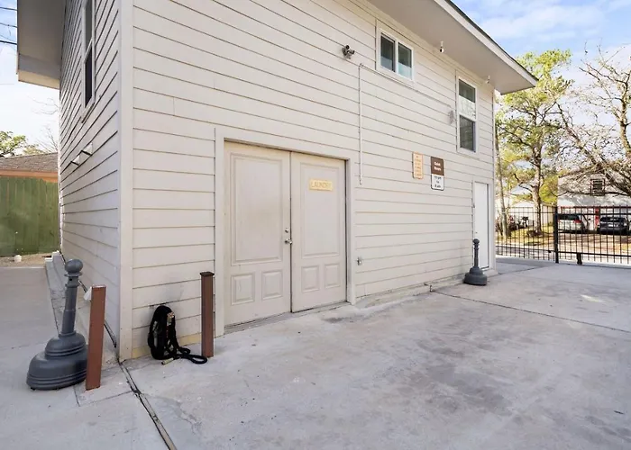 East Downtown Mico-Luxe Container Living Pod #8 Apartment Houston