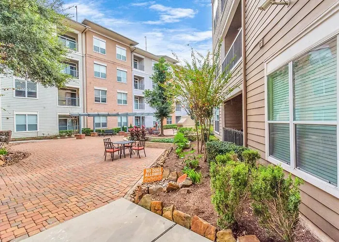Stylish Open Concept Apt With King Bed, Walking Distance From Nrg Texans Stadium, 1 Mile To Med Center, Free Parking Houston