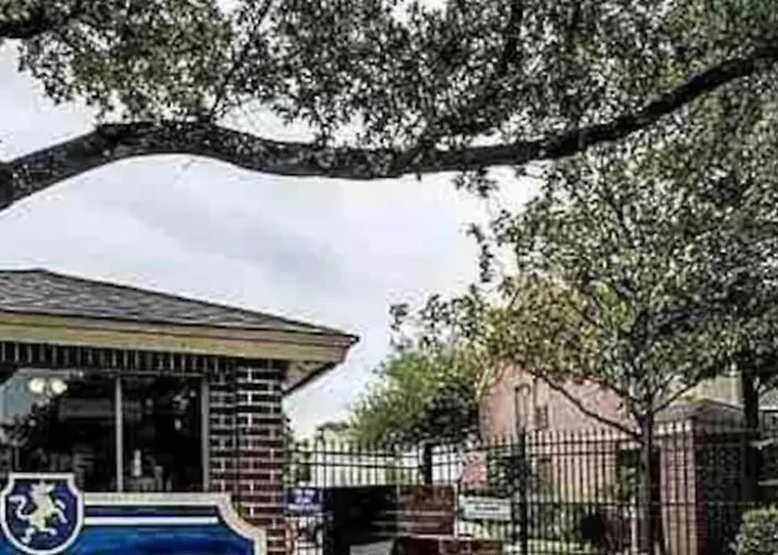 Home Away From Home-Cozy 2 Bdrm Condo/Med Cntr/Nrg Houston