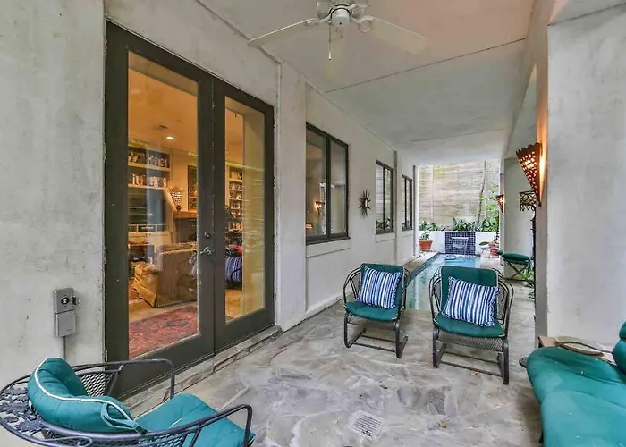Artist'S Library With A Private Swimming Pool Apartment Houston