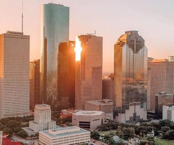 Modern Urban Oasis With Private Parking In Downtown Houston Apartment