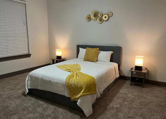 7 Min From Iah Business-Ready Condo W Pool & Wifi Houston