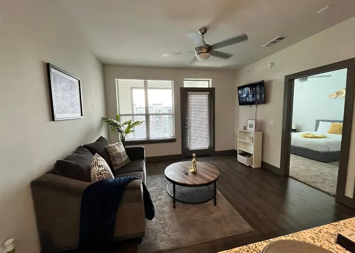 7 Min From Iah Business-Ready Condo W Pool & Wifi Houston