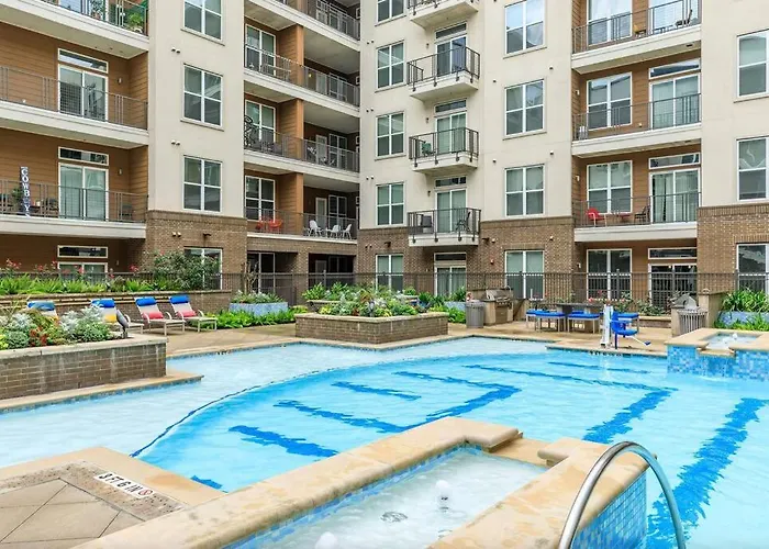 Downtown Houston Gem: Parking Pool Wifi Sleeps 4 Apartment