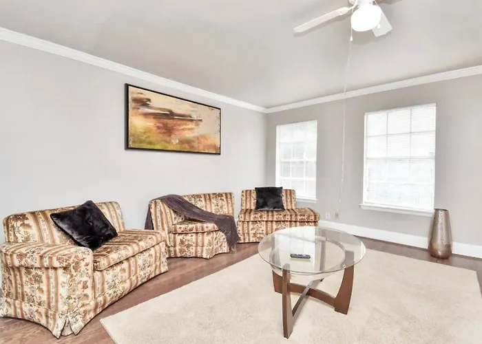 Retro Haven 2Br Townhome Located In Montrose Houston