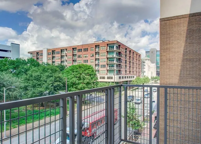 Luxury Living Downtown Houston Kingbed. Apartment