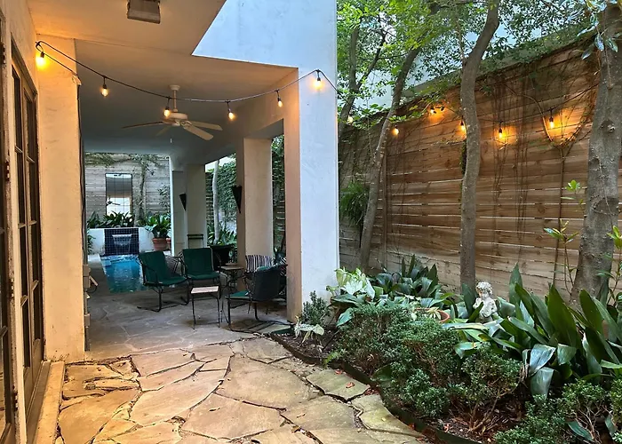 Artist'S Library With A Private Swimming Pool Apartment Houston