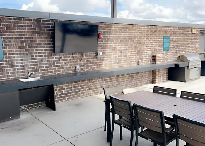Luxe Mid-Downtown Apartment Houston