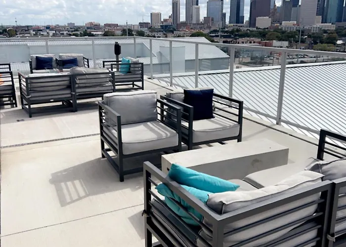 Luxe Mid-Downtown Apartment Houston