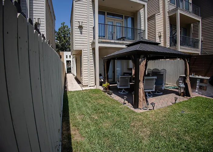 Beautiful First Floor Suite With Backyard, Near Downtown And Stadiums Houston