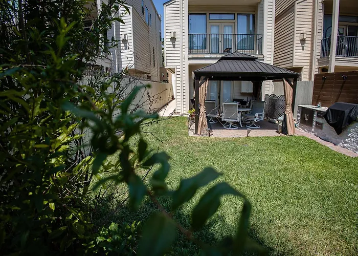 Beautiful First Floor Suite With Backyard, Near Downtown And Stadiums Houston
