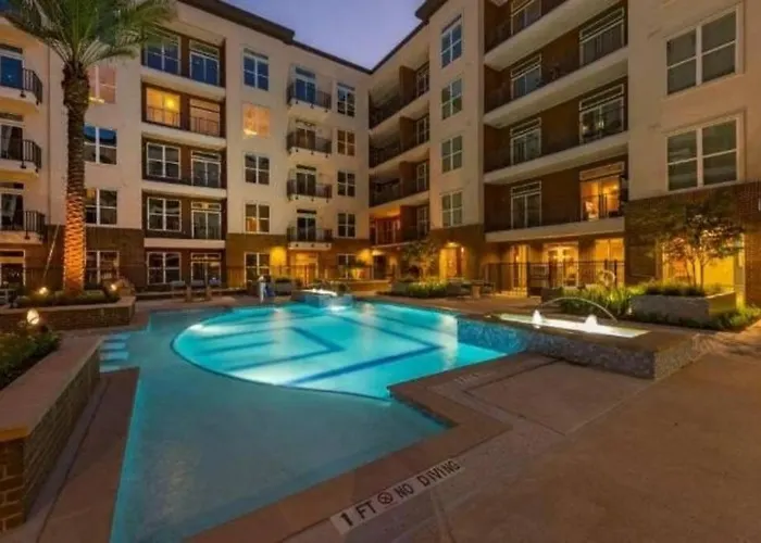 Sodo City Gem: Rooftop Skyline Pool Parking Wi-Fi Houston