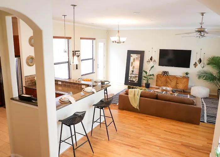 3 Bdrm 3 Ba Townhome Centrally Located Houston