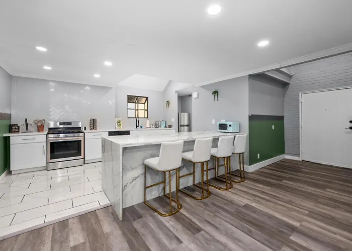 2Br Montrose Comfort With Free Park Houston