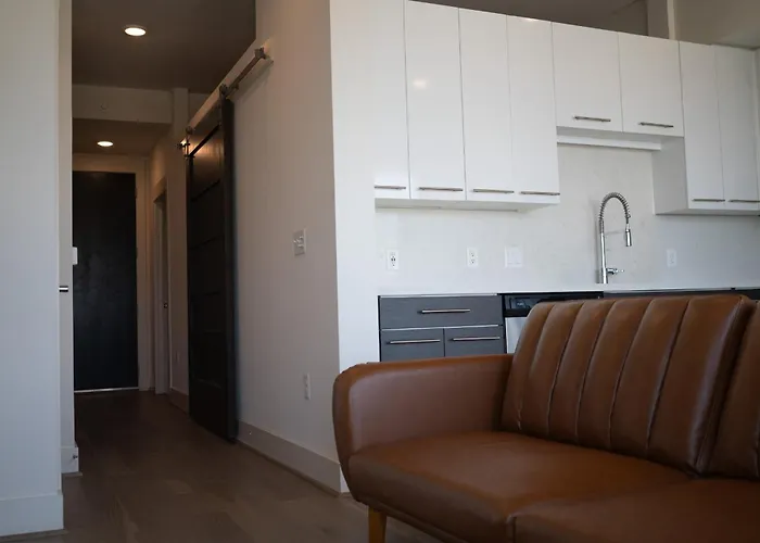 5 Min From Everything! Pool, Gym, Balcony Houston