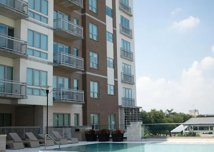 5 Min From Everything! Pool, Gym, Balcony Houston