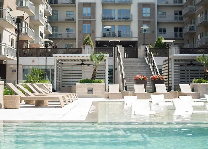 5 Min From Everything! Pool, Gym, Balcony Houston