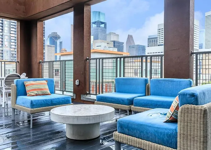 Apt In The Heart Of Dtwn Hou Free Parking Houston