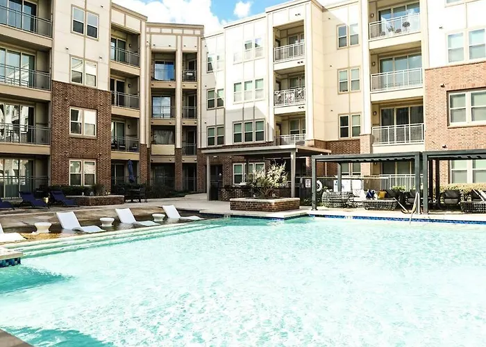 Houston Gem Walk To Dine & Shop Apartment
