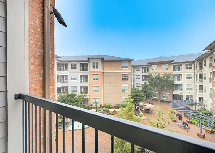 Prestige Retreat With Wi-Fi, Pool, Parking, Pets Ok Apartment Houston