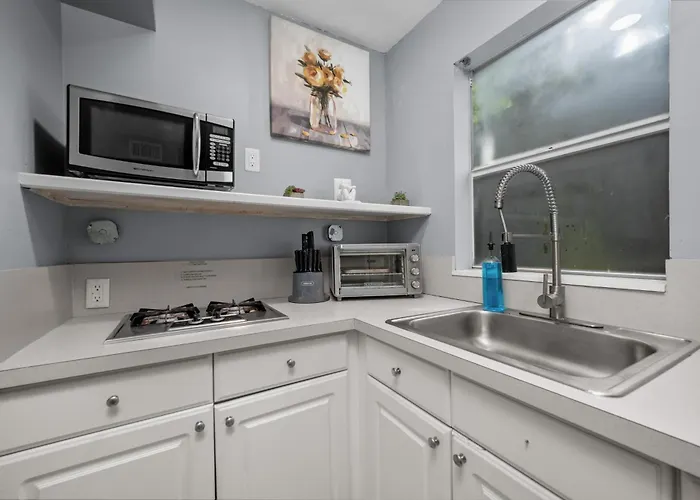 Charming Houston Studio Apt With Free Parking