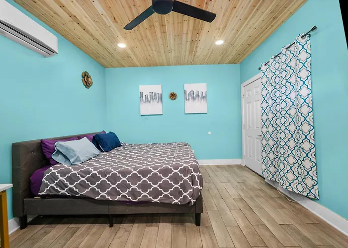 Modern Studio Retreat With King Bed, Full Kitchen & Free Park Houston