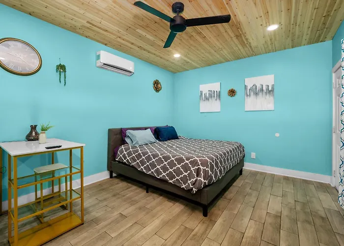 Modern Studio Retreat With King Bed, Full Kitchen & Free Park Houston