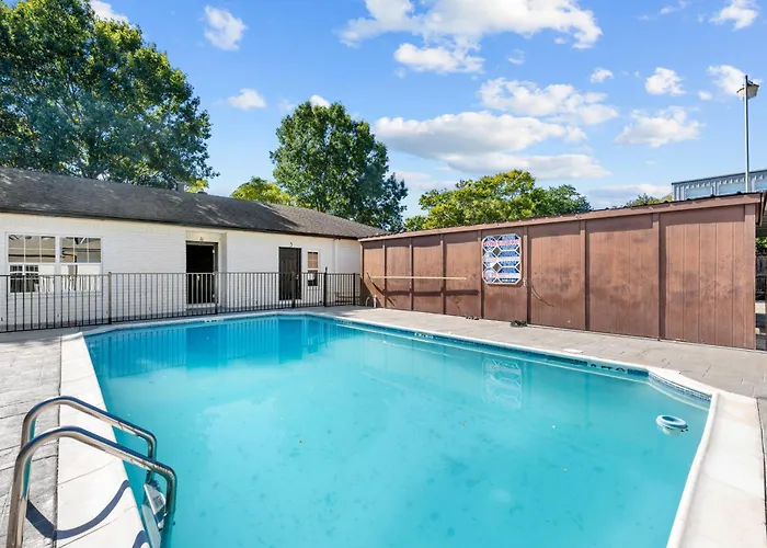 Modern Studio Retreat With King Bed, Full Kitchen & Free Park Houston