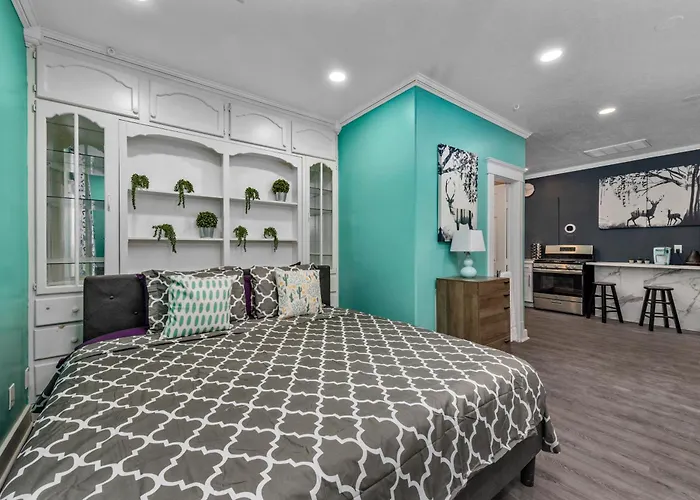 Comfy Studio With King Bed & Full Kitchen - Near Attractions Houston