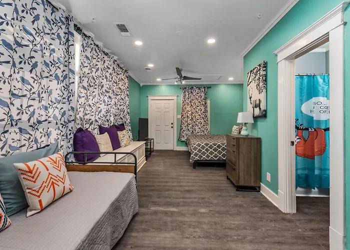 Comfy Studio With King Bed & Full Kitchen - Near Attractions Houston