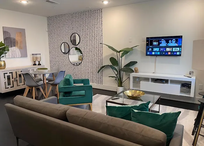 Downtown Houston Gem Stylish, Central & Self Check-In